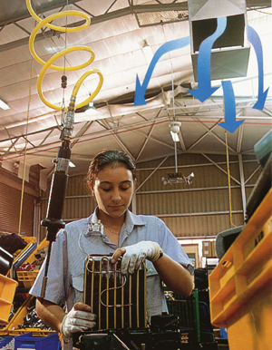 Mujer trabajando en f�brica con el sistema Breezair