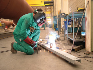 Soldador trabajando en una nave