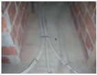 Fijaci�n de tubo de calefacci�n a suelo con grapa met�lica, base para bridas o abrazadera cerrada
