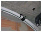 Fijaci�n de la l�nea de aire acondicionado con base para brida o colgante de varilla