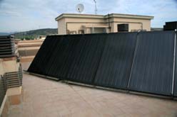 Conjunto de captadores solares térmicos verticales en una de las azoteas.