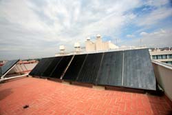 Captación solar compuesta por 32 captadores SDS 8 V en la azotea