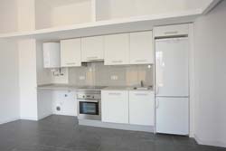 En la cocina de cada apartamento se instala como generador de apoyo un termo eléctrico de 80 litros