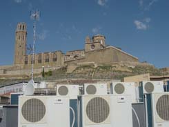 Instalaci�n de 18 bombas de calor en la azotea. Al fondo el Castillo de Lleida