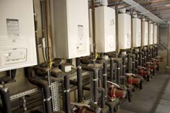 La sala de calderas alberga 25 unidades estancas de 25 kW para s�lo calefacci�n con sus correspondientes bombas de apoyo