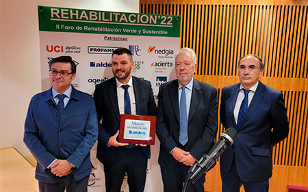 Julián Hernández recibe el premio REHABILITA