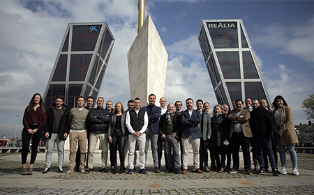 Parte del equipo Zehnder Group Ibérica, junto a las nuevas oficinas de la multinacional en el Paseo de la Castellana de Madrid