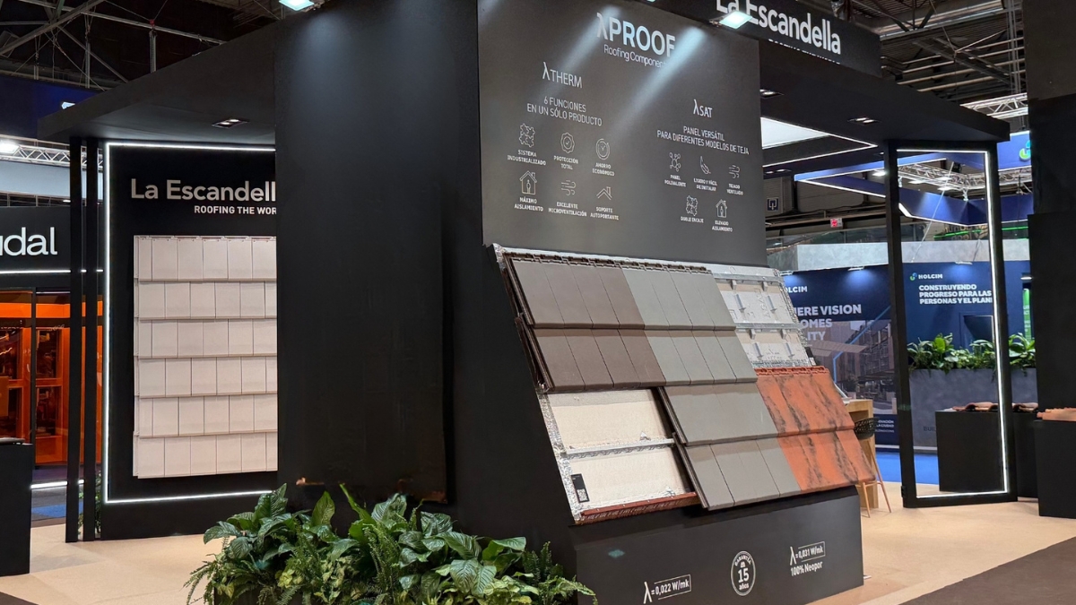 Stand de La Escandella en Rebuild 2026 con soluciones de cubierta fotovoltaica integrada