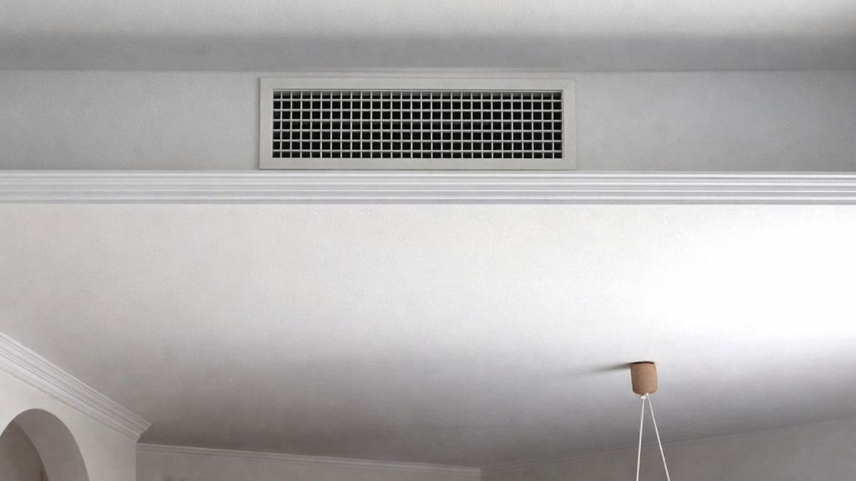 Aire acondicionado conductos en el falso techo de un salón