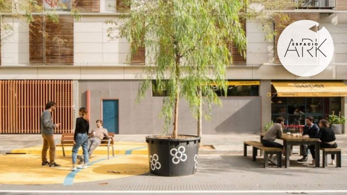Una calle de la superilla de Sant Antoni, Barcelona, recuperada para el peatón. Una calle de la superilla de Sant Antoni, Barcelona, recuperada para el peatón. Donde antes había asfalto y aparcamiento, hoy hay banco, sombra y encuentro —la prioridad invertida entre el coche y el ciudadano.