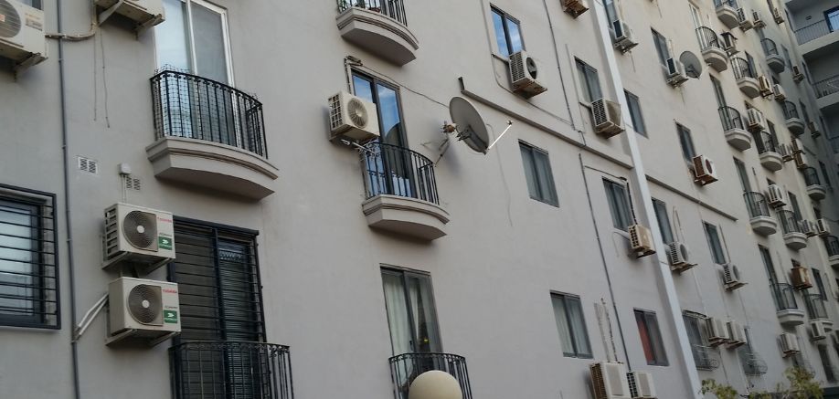 fachada con unidades exteriores de bombas de calor instaladas