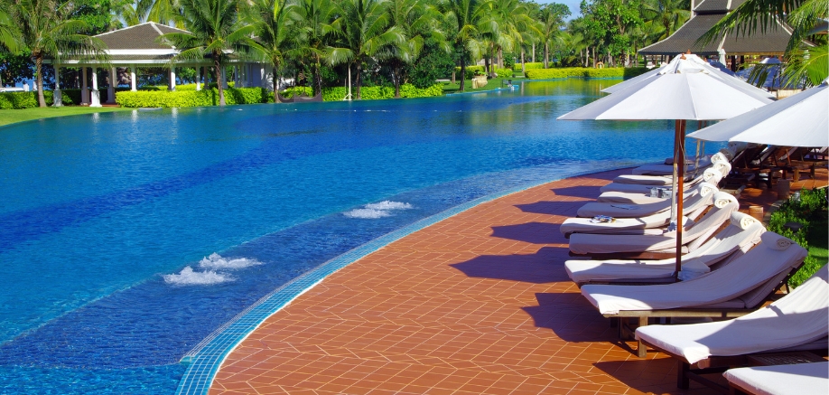 Zonas exteriores de hoteles la cerámica como aliada en terrazas y piscinas