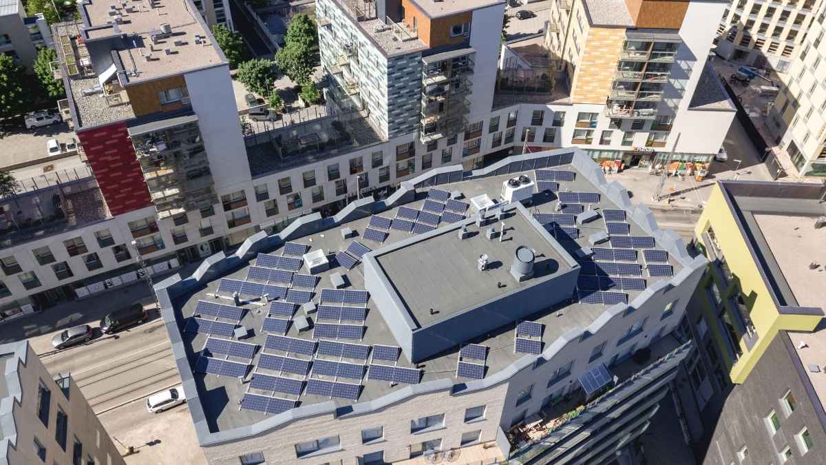 Instalación fotovoltaica de autoconsumo colectivo sobre la cubierta plana de un edificio de viviendas