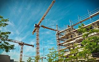gruas trabajando en construcción
