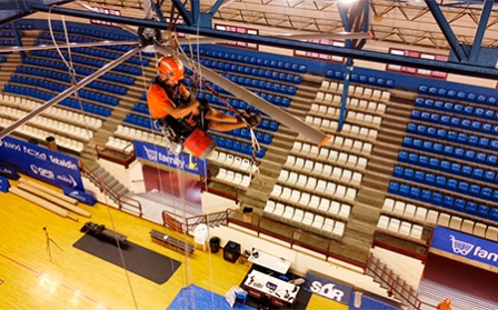 Evaporalia apuesta por el deporte valenciano e instala un ventilador gigante en el Palau d'Esports de Alzira