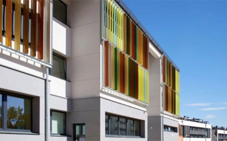 detalle de las lamas de protección solar en la rehabilitación del colegio de Viladecans