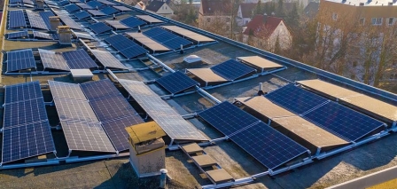 Instalación de placas fotovoltaicas en cubiertas planas tipo deck: Requisitos técnicos