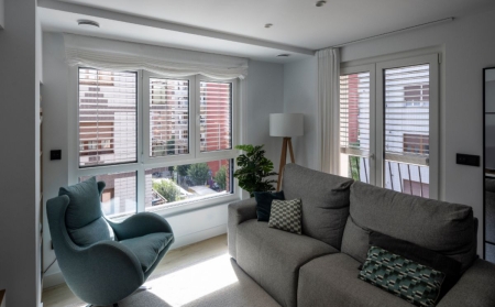 Más luz, más confort y menos energía: el cambio radical de una vivienda de 1962 junto al Puente Bizkaia