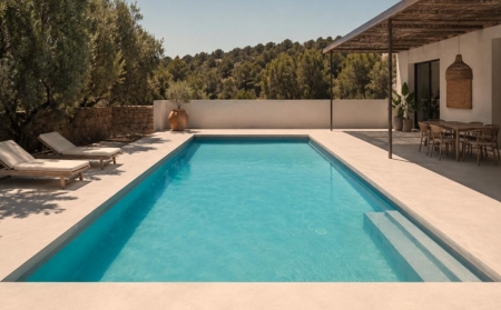 Adiós al gresite azul: así son las piscinas que buscan integrarse en el jardín y dar menos trabajo