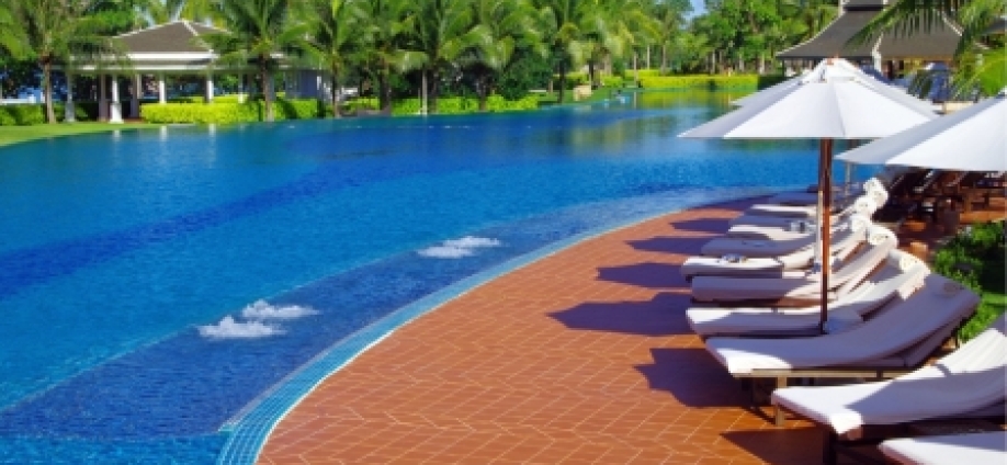 Zonas exteriores de hoteles: la cerámica como aliada en terrazas y piscinas
